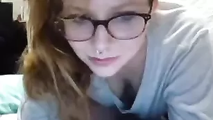 Рыженькая куртизанка Redheadedhippie общается во фри чате