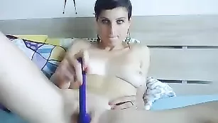 Милая крошка Chvalcovjak трахается секс игрушкой