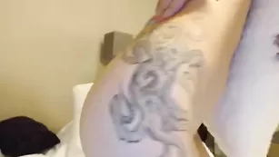 Светловолосая стерва Ryyna мастурбирует анал фаллосом