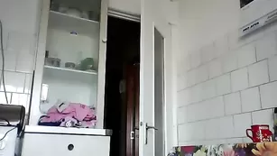 Темноволосая стерва Arwyn трахает киску секс игрушкой