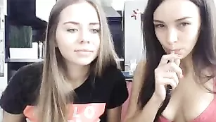 Смазливые телочки Linda_0nline купаются в ванне