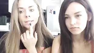 Смазливые телочки Linda_0nline купаются в ванне