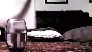 Грудастая куколка Electrovixzen мастурбирует вибратором киску