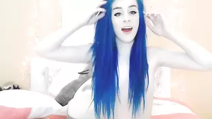 Сексуальная кобыла Kati3kat трахает очко пробкой