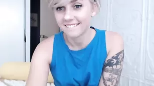 Татуированная сучка Izabellalove показывает маленькие сиськи