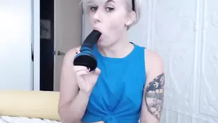 Татуированная сучка Izabellalove показывает маленькие сиськи