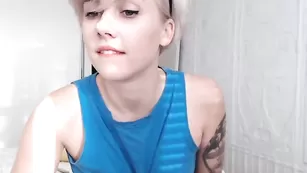 Татуированная сучка Izabellalove показывает маленькие сиськи
