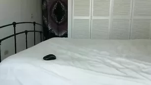 Сексуальная пассия Lexxykitty дрочит киску секс игрушкой