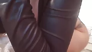 Стерва с татуировками Dayaanna трахает анал секс машиной