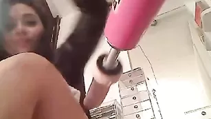 Стерва с татуировками Dayaanna трахает анал секс машиной