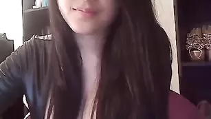 Стерва с татуировками Dayaanna трахает анал секс машиной