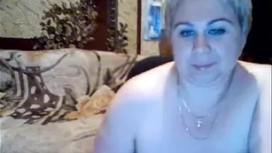 Русская бабенка Oksana лакает свои пышные формы