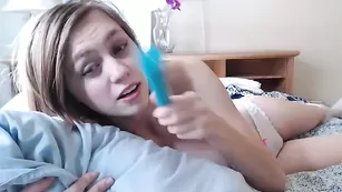 Привлекательная курва Cosmickitten показывает большие сиськи