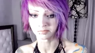 Крашенная самка Psychocandy показывает татуировки