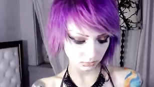 Крашенная самка Psychocandy показывает татуировки