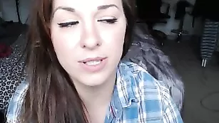 Озорная шалава Love_Cleo ласкает большие сиськи