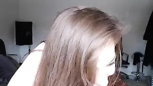 Озорная шалава Love_Cleo ласкает большие сиськи