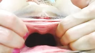 Шикарная модель RaisaWetsX жестко растягивает обе дырки