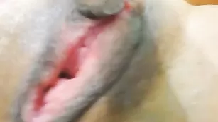 Шикарная модель RaisaWetsX жестко растягивает обе дырки