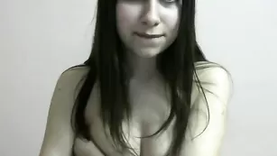 Сексуальная брюнетка Janettmag ласкает красивую грудь
