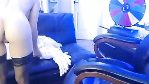 Пылкая блонда HaleyRyder трахает пизду секс игрушкой