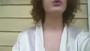 Милая сучка Sexslave0823 курит сигареты и показывает грудь