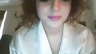 Милая сучка Sexslave0823 курит сигареты и показывает грудь