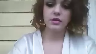 Милая сучка Sexslave0823 курит сигареты и показывает грудь