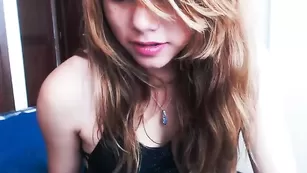 Великолепная малышка Sexyaliceskay страстно мастурбирует киску