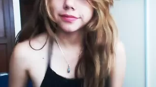 Великолепная малышка Sexyaliceskay страстно мастурбирует киску