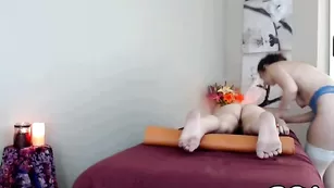 Сочные телки Ginger_Banks и EmmaBanks занимаются массажем