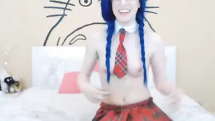 Изящная сучка Kati3kat трахает обе дырочки