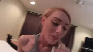 Желанная сучка JennyBlighe глубоко отсасывает хуй