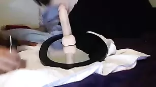 Соблазнительная телка Kayleelee84 дрочит бритую вагину