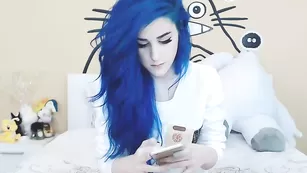 Совершенная цыпочка Kati3kat трахает себя секс игрушкой