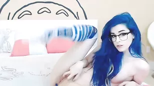 Аппетитная малышка Kati3kat мастурбирует очко и пизду
