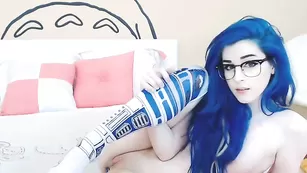 Аппетитная малышка Kati3kat мастурбирует очко и пизду