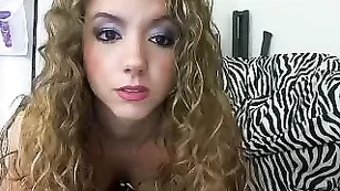 Восхитительная дама KittyPurrz позирует без одежды