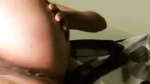 Знойная барышня Fist_squirt раздевается перед камерой