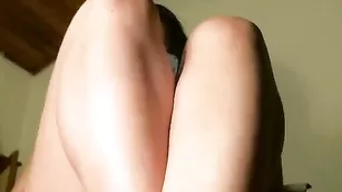 Знойная барышня Fist_squirt раздевается перед камерой