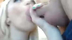 Озорная блонда Pyhok отсасывает пенис и трахается