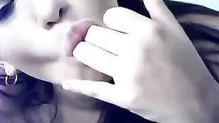 Сучка с маленькой грудью Latindesire теребит свои дырочки