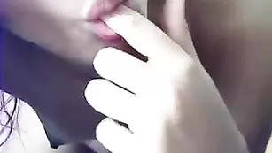 Сучка с маленькой грудью Latindesire теребит свои дырочки