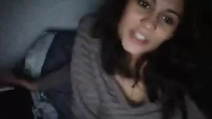 Темноволосая красотка Missloola показывает сочные сиськи