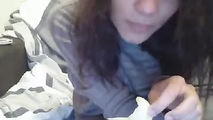 Темноволосая красотка Missloola показывает сочные сиськи