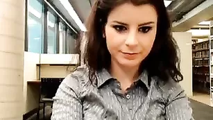 Красивая брюнеточка Kickaz общается во фри чате