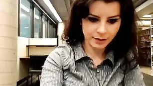 Красивая брюнеточка Kickaz общается во фри чате