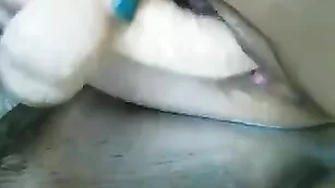 Сучка с татуировками MandyMetal трахает пизду страпоном