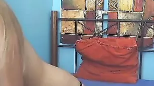 Заводная блонда Klera показывает бритые щели