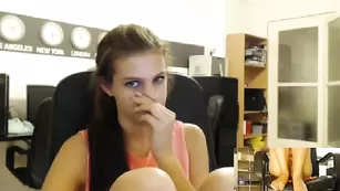 Молодая красотка Sexyofficegirl нежно теребит пизду